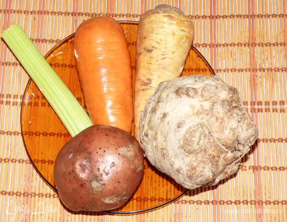 Чистим корнеплоды, моем зелень.