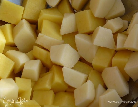 Нарезаем картофель мелкими кубиками и варим 5 минут в подсоленной воде.
