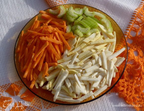 Нарезаем овощи соломкой, можно натереть на крупную терку, тогда время варки сократится, и добавляем к картофелю. Морковь оставляем для зажарки.