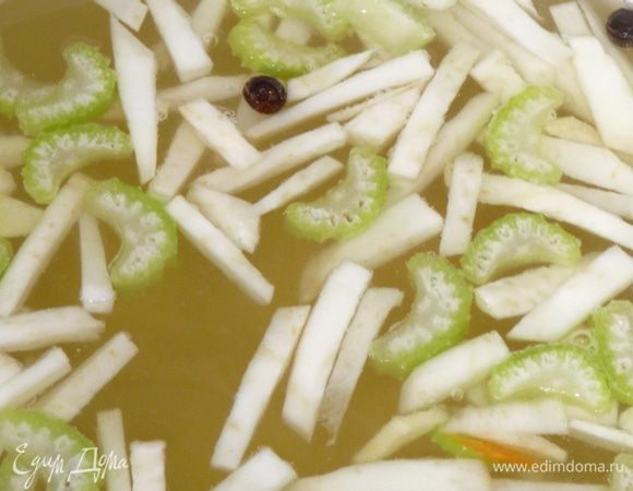 Варим почти до готовности. Добавляем перец горошком и лавровый лист.