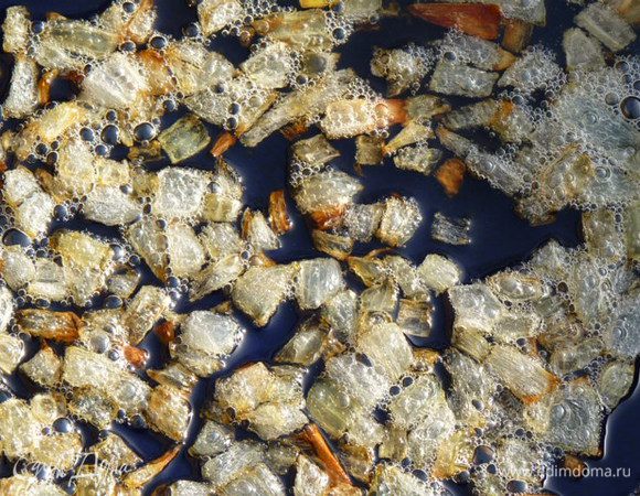 Тем временем репчатый лук режем и пассеруем.