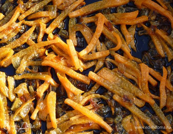 Добавляем морковь и обжариваем до мягкости.