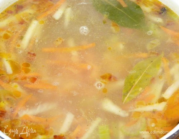 Добавляем зажарку в суп, доводим до кипения, ложкой аккуратно опускаем икру и снова доводим до кипения. Снимаем пенку.