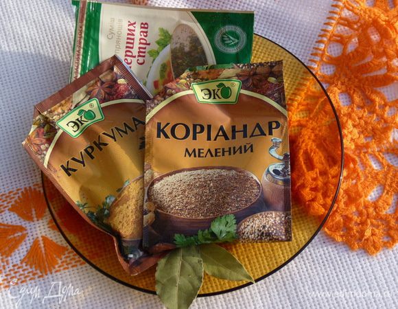 Добавляем куркуму и кориандр, провариваем 5 минут.