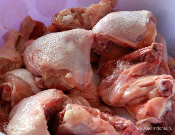 Куриные окорочка помыть и разрезать на 2-3 части. Сложить в тару для маринования и посолить по вкусу. Хорошо перемешать.