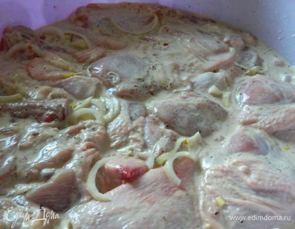 Добавить майонез и пива,еще раз хорошо все перемешать руками, чтобы курица впитала маринад. Лук (большие головки) порезать кольцами,лимон ломтиками и добавить к мясу,в конце добавить приправу для шашлыка и черный молотый перец. Все тщательно перемешать, как бы втирая маринад в курицу.