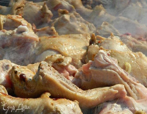 Нанизать курицу на шампура и поджарить на углях, периодически поворачивая, для равномерной прожарки.
