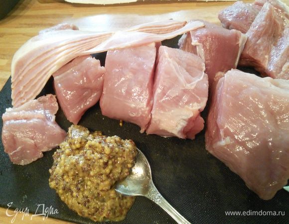 Филе вымыть и обсушить, обрезать жилки. Порезать на медальоны. Горчицу можно взять любую по вкусу. Я предпочитаю горчицу зернистую, на меду и с розмарином, сделанную своими руками по рецепту от Инны http://www.edimdoma.ru/retsepty/74735-zernistaya-gorchitsa 