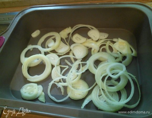 Лук нарезать кольцами и выложить в форму для запекания. Смажьте легонько  форму маслом, если она у вас не силиконовая. 