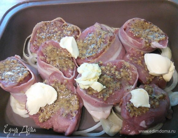 По верх мяса распределить сливочное масло маленькими кусочками и поставить запекаться на 35 — 40 мин. 