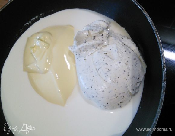 За это время приготовим соус. Смешать сыры со сливками, прогреть до полного растворения плавленного сырка, добавить зелень, поперчить и посолить по вкусу. Вместо сыра "буко" можно взять любой другой свежий сливочный сыр, желательно с зеленью. 