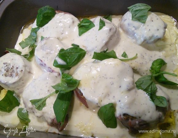 За 10 мин до окончания время запекания медальоны покрыть сырным соусом. 