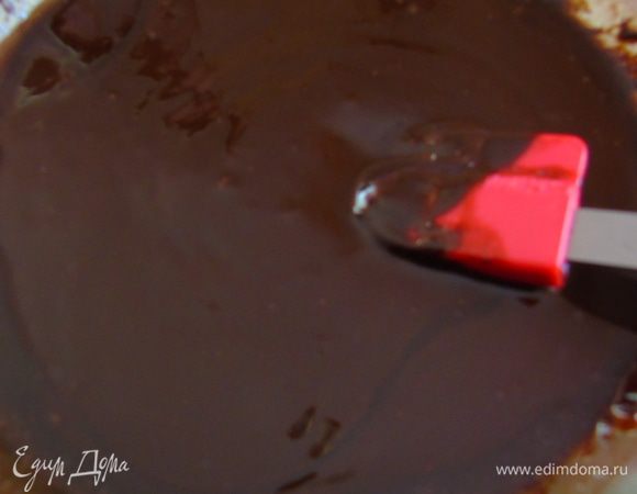 Шоколад растопите со сливочным маслом, я это делаю в микроволновке, на 15 сек, перемешала, опять на 15 сек и снова перемешала и так пока весь шоколад не растопится, но следите чтоб не перегреть. Можете топить на водяной бане, так безопасней, но дольше)