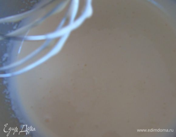 Яйца взбить с сахаром до пышной белой массы, взбивать нужно минут 10, потому как если яйца не до бить, тесто будет жидким и на конечном этапе расплываться, возможно я именно и не до взбивала, поэтому и добавила больше муки.