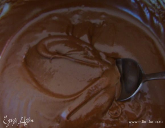 Продолжая взбивать, добавить муку и постепенно вливать шоколадную массу, если яйца были хорошо взбиты, тесто будет достаточно густым.