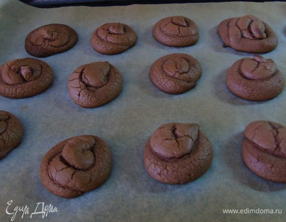 Отправляем в разогретую до 180°C духовку на 8-12 минут, но главное не пересушите, если печенье держит форму, а сверху появились трещинки —готово.
При желании можете оставить в контейнере печенье на ночь, тогда оно станет еще мягче и насыщеннее.