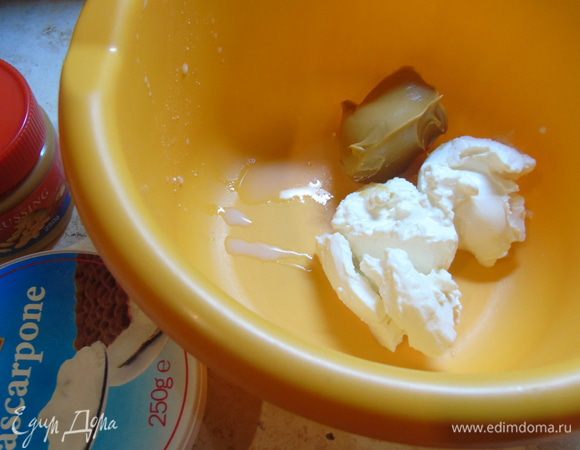 Любой сливочный сыр (у меня маскарпоне) смешиваем с арахисовой пастой.