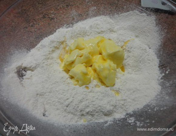 Просеять муку с солью, добавить мягкое сливочное масло и ледяную воду. Замесить тесто и оставить в холодильнике на 2 часа.