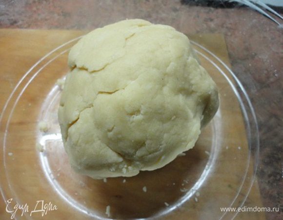 Замесить тесто и оставить в холодильнике на 2 часа.