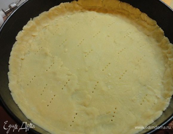 Готовое тесто выложить в форму диаметром 28 см ( но в следующий раз я буду готовить его в форме диаметром 24 см), формируя бортики. Наколоть тесто вилкой и поставить в холодильник.