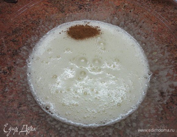 Подготовить заливку. Яйца с сахаром взбить, добавить корицу и сливки и еще раз взбить.
