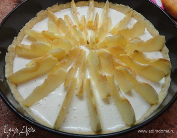 Яблоки выставить вертикально по кругу в форму с тестом и залить яичной смесью.