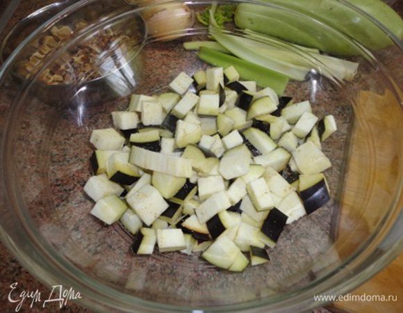 Баклажаны нарезать средними кубиками, сложить в миску, посолить и оставить на 15 минут.