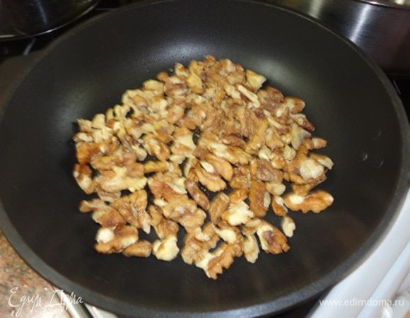 Орехи подрумянить на сухой сковороде. 