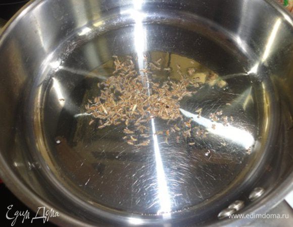 В большом сотейнике нагреть растительное масло, положить тмин и держать его на огне 2 минуты.