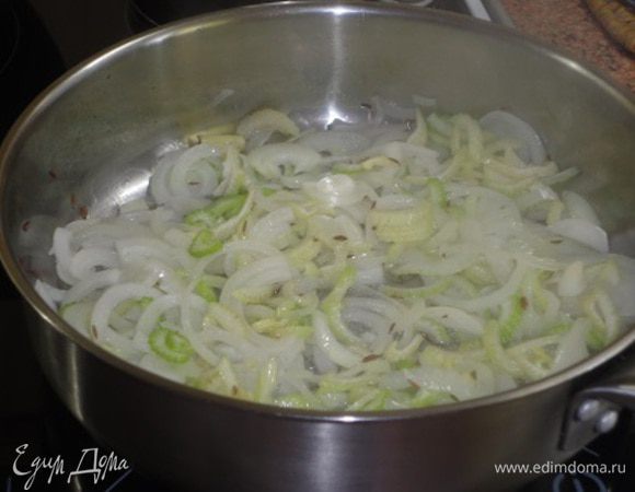 Добавить лук с сельдереем и чесноком и обжаривать 2 минуты.