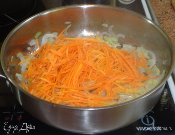 Затем добавить морковь и обжаривать, помешивая, еще 3 минуты.