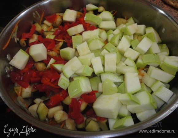 Баклажаны промыть, отжать и вместе с кабачком и перцем положить в сотейник к овощам. Готовить 5 минут.