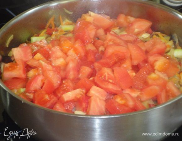 Добавить помидоры и держать на огне еще 7 минут, периодически помешивая. Рагу посолить, поперчить. Я не удержалась и добавила смесь прованских трав. Вы можете добавить свои любимые пряности. 
