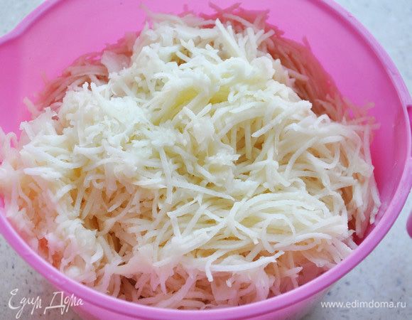 Сырой картофель натереть на мелкой терке.