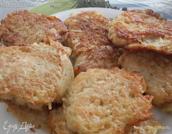 Если есть сок (не всегда его бывает много, в зависимости от сорта картофеля и его свежести), отжать. Добавить яйцо . Посолить, поперчить. Добавить муку. Выкладывать дожкой и жарить на растительном масле с 2 сторон. По необходимости протушить немного под крышкой на медленном огне.