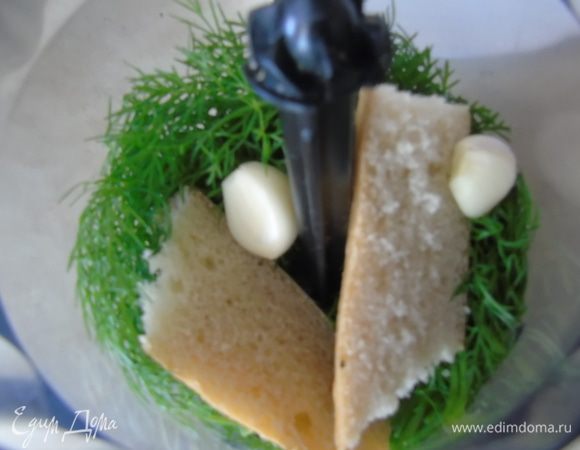 Туда же отправляем чеснок и корочку хлеба.