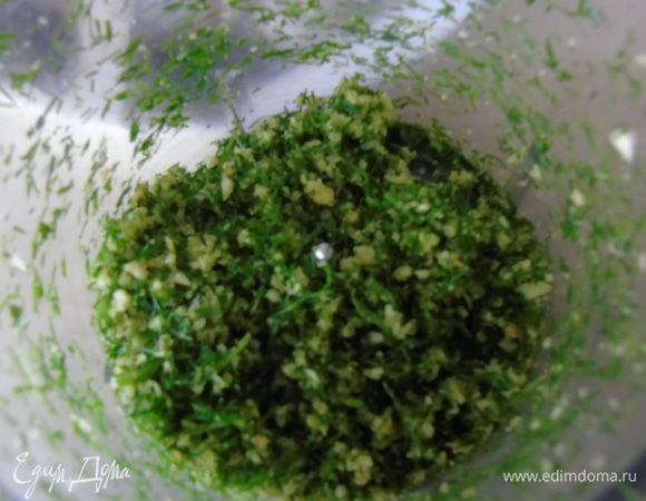 Измельчаем все на пульсации в однородную массу, но не  перебейте.