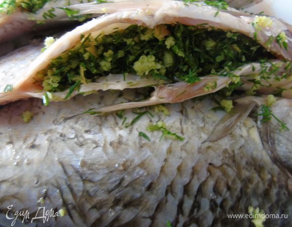 Рыбку солим по вкусу  и начиняем, оставляем на 20-30 минут. Или складываем в контейнер и отправляемся на пикник :)  Изначально у меня было три карася, но пока она мариновалась, мой кот забрал свою порцию и оставил только две, хорошо что хоть что-то оставил :)  