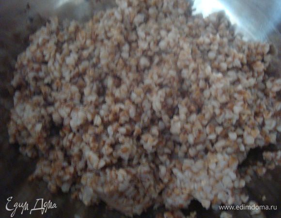 Стакан гречки (250гр) отварить.я варю гречку 1 стакан гречки,2 стакана воды. Дать остыть.