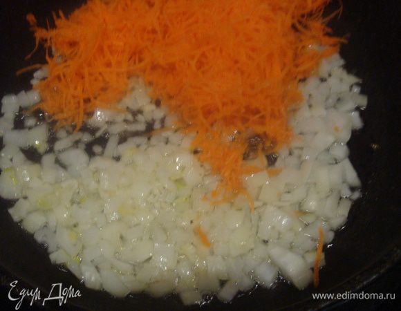 Лук почистить, мелко порезать. Морковь почистить, натереть на терке. На сковороде пожарить лук и морковь. Остудить.