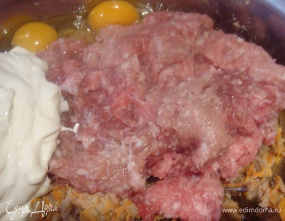 Гречку измельчить (я немного перебила блендером) добавить прожаренный лук с морковью, фарш, яйца, сметану, чеснок (пропущенный через чесноко давилку) посолить, поперчить (по желанию).