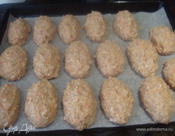 Противень застилаем бумагой для выпечки. Руки немного смачиваем в воде и формируем большие котлеты. Выпекаем в заранее разогретой духовке до 200°С 30-35 минут.