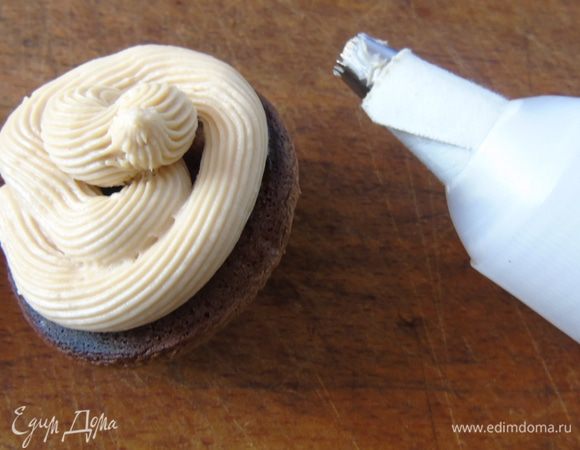 Выкладываем крем в кондитерский мешок и отсаживаем на половинку печенья, прикрываем второй половинкой...