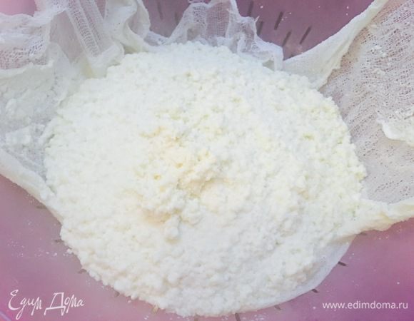 Готовую массу сцеживаем через марлю и даем немного остыть.