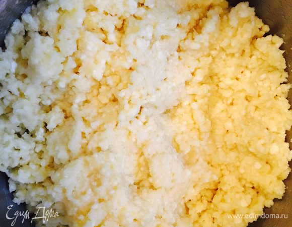 Получившийся творог перекладываем в кастрюлю с толстым дном или с антипригарным покрытием, туда же добавляем оставшиеся ингредиенты и тщательно перемешиваем руками.