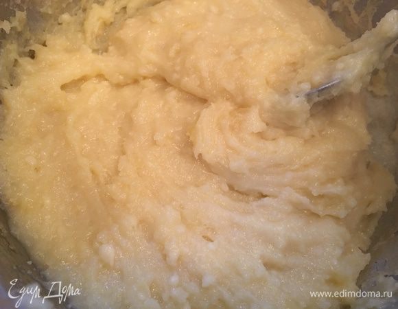 Затем кастрюлю с творожной смесью ставим на водяную баню и постоянно помешивая ждем пока расплавится. минут через 10, когда  масса станет отходить от стенок кастрюли, сыр готов!