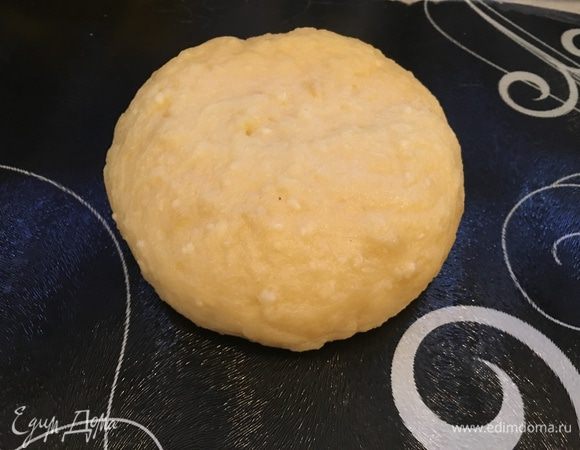 Перекладываем сыр на ровную поверхность (осторожно! масса горячая!) и формируем из нее головку сыра. 
