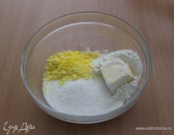 Для штрейзеля: сливочное масло порубить ножом в смеси кокосовой стружки, сахара и муки.