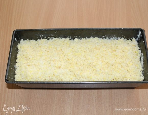 Выложить тесто в смазанную форму, сверху посыпать штрейзелем.