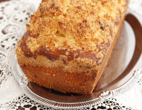 Дать кексу немного остыть в форме, после чего аккуратно  извлечь из нее. 